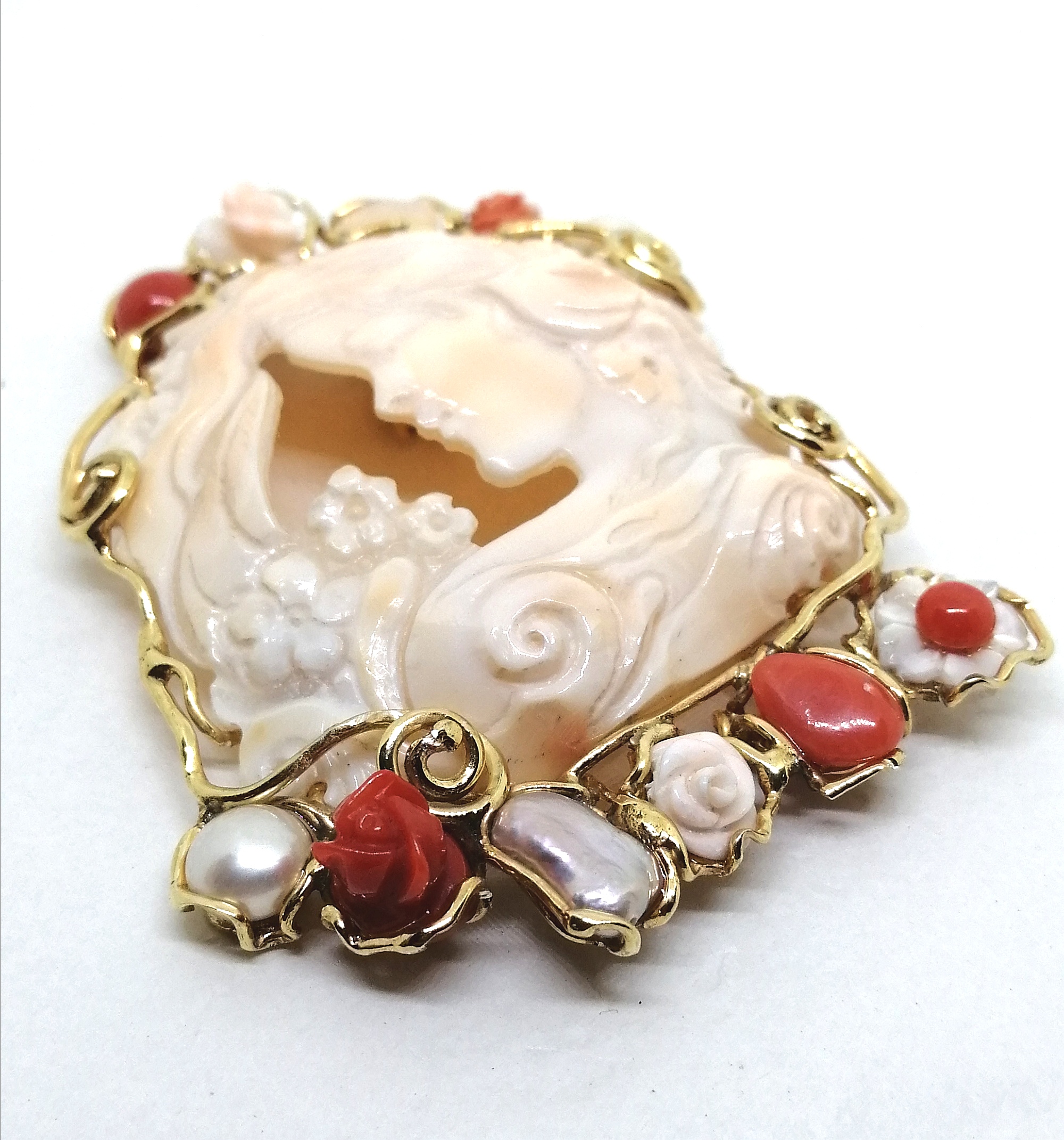 Collana di perle barocche con grande centrale con cammeo antico
