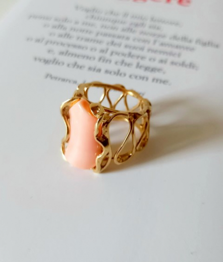 anello di corallo rosa