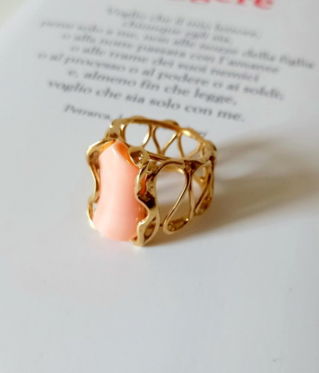 anello di corallo rosa