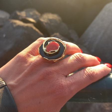 anello indossato in argento con corallo rosso