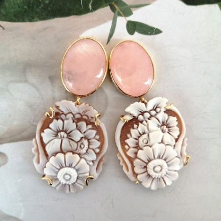 orecchini con cabochon rosa e cammei floreali