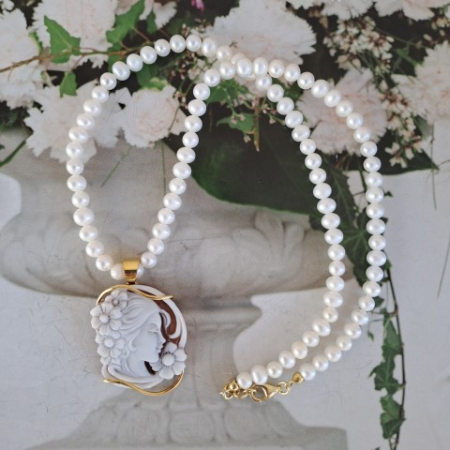 collana di perle con cammeo montato in argento dorato