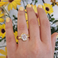 anello con fiore cammeo ovale e argento dorato