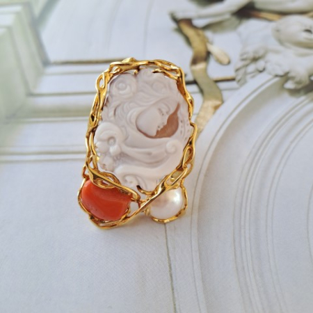 anello con cammeo corallo rosso e perla