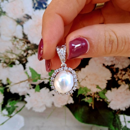ciondolo con perla barocca bianca montato in argento con zirconi
