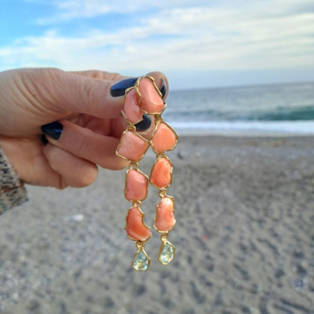 orecchini con pietre di corallo rosa del pacifico