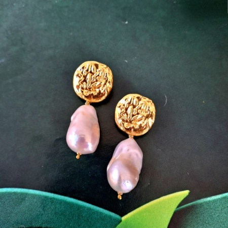 orecchini con argento dorato martellato e perle