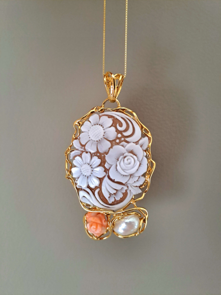 ciondolo cammeo a fiori con rosa di corallo