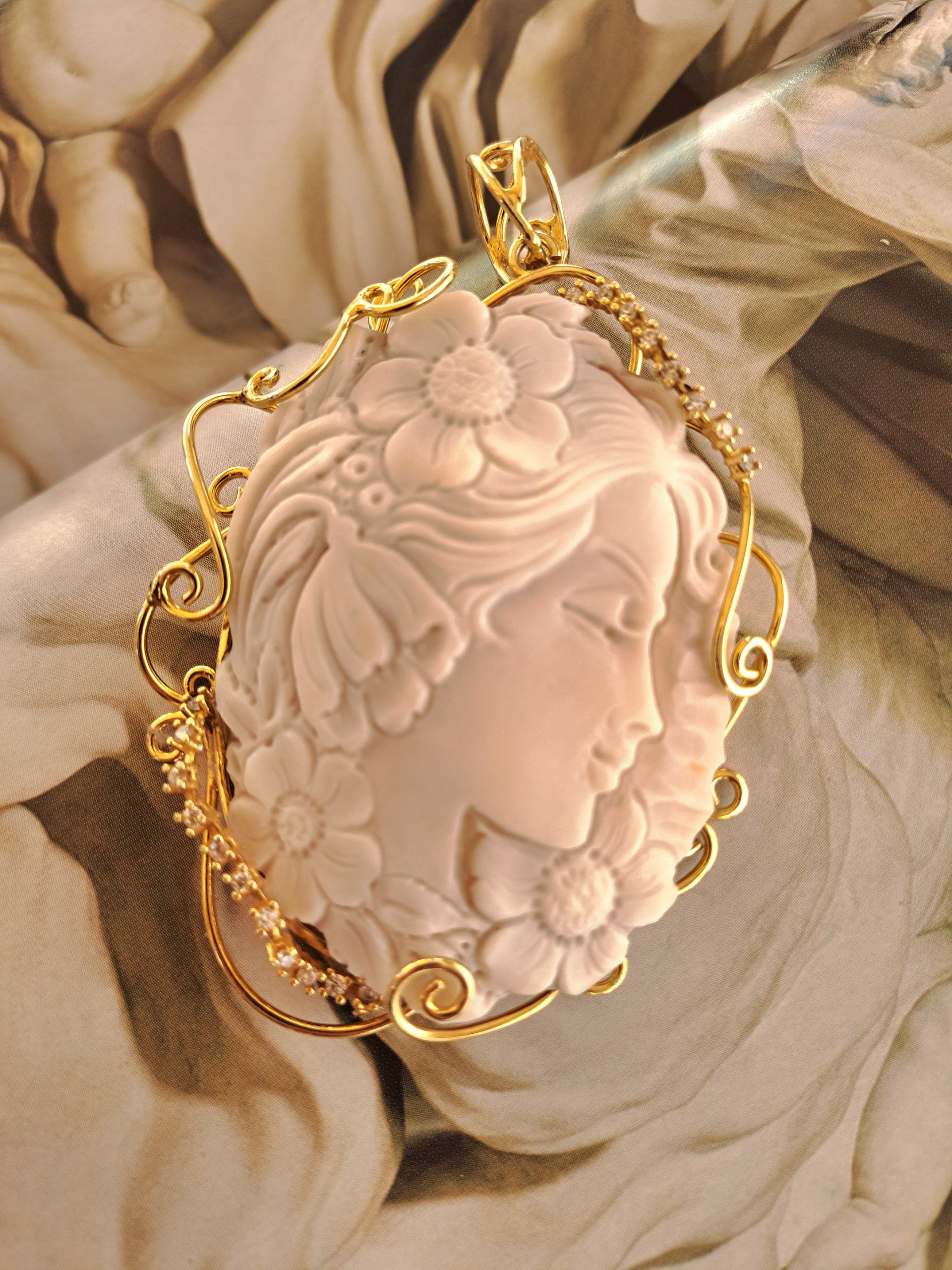 Ciondolo cammeo dorato l'arte della gioielleria