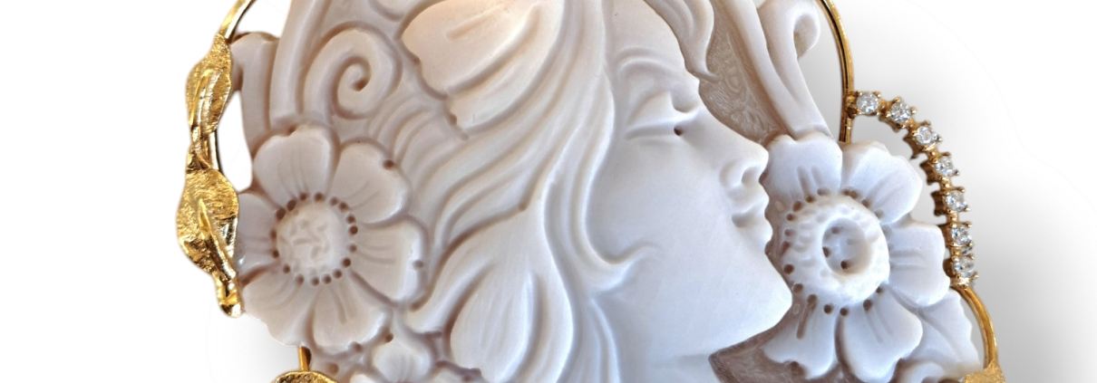 ciondolo cammeo come immagine in evidenza dell'articolo che spiega in pochi punti perché regalare un cammeo è una buona scelta