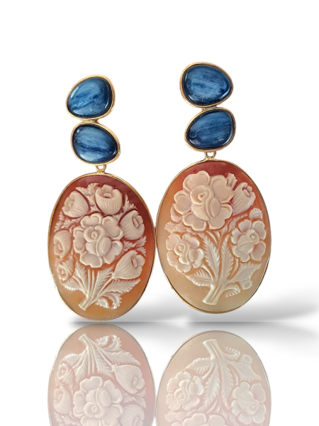 orecchini con pietre blu e cammei floreali a fondo arancione