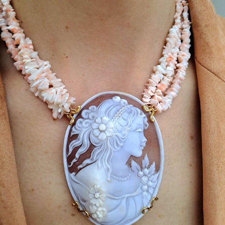 collana con cammeo e fili di corallo rosa