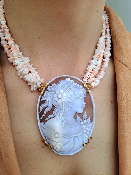 collana con cammeo e fili di corallo rosa