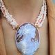 collana con cammeo e fili di corallo rosa