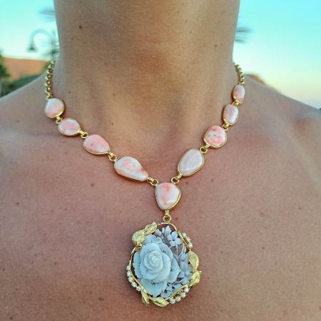collana con cammeo centrale modello floreale