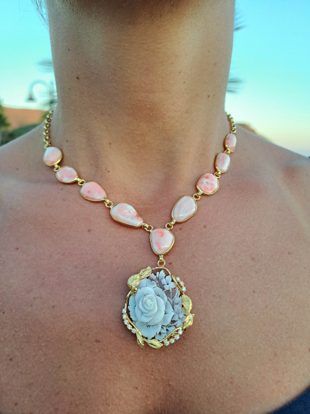 collana con cammeo centrale modello floreale