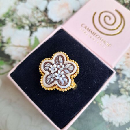 anello con cammeo a forma di fiore