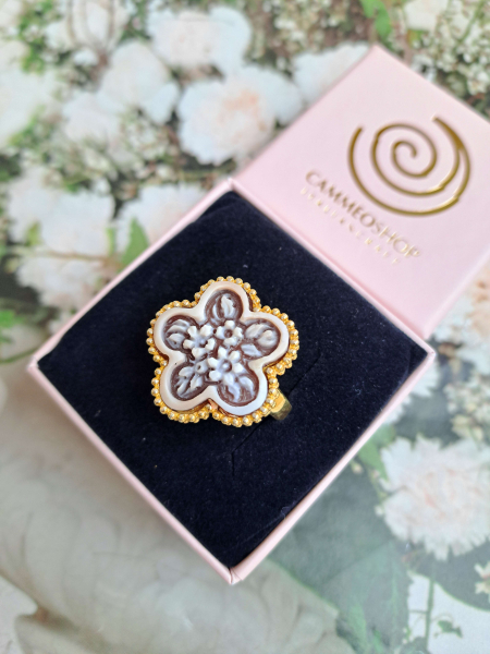 anello con cammeo a forma di fiore