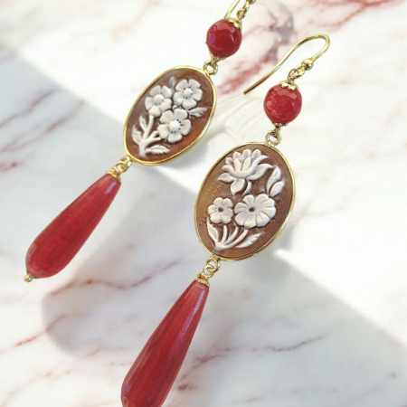orecchini con cammei floreali e pietre di agata rossa
