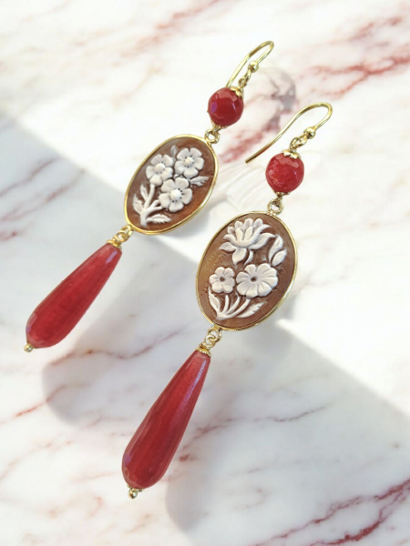 orecchini con cammei floreali e pietre di agata rossa