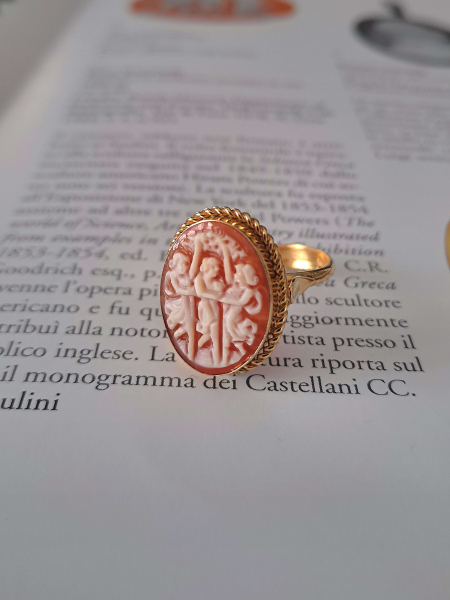 anello cammeo raffigurante le tre Grazie