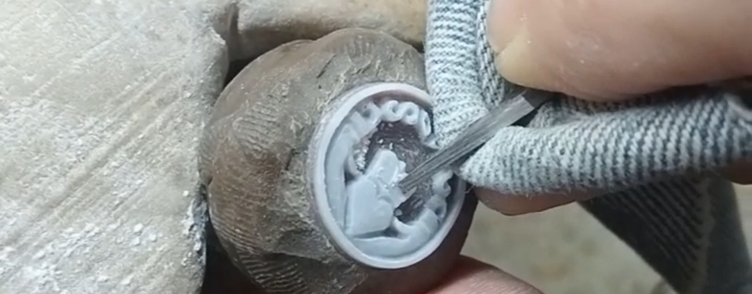 lavorazione del cammeo Claddagh