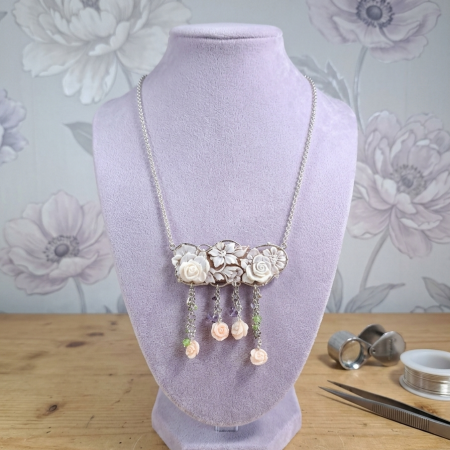 collana con cammeo lungo a fiori e pietre colorate