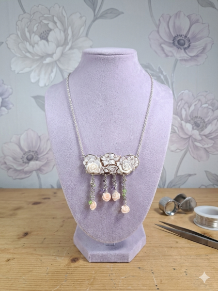 collana con cammeo lungo a fiori e pietre colorate