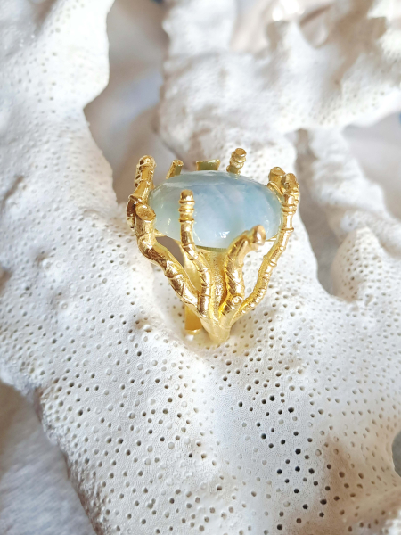anello con cabochon di acquamarina